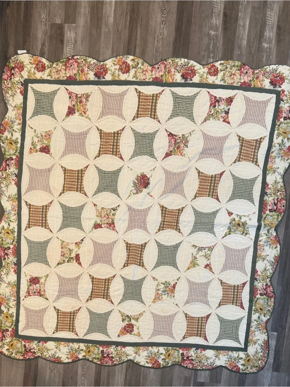 Vintage Floral Patchwork Cathedral Window Scalloped Cottage-core Twin Quilt